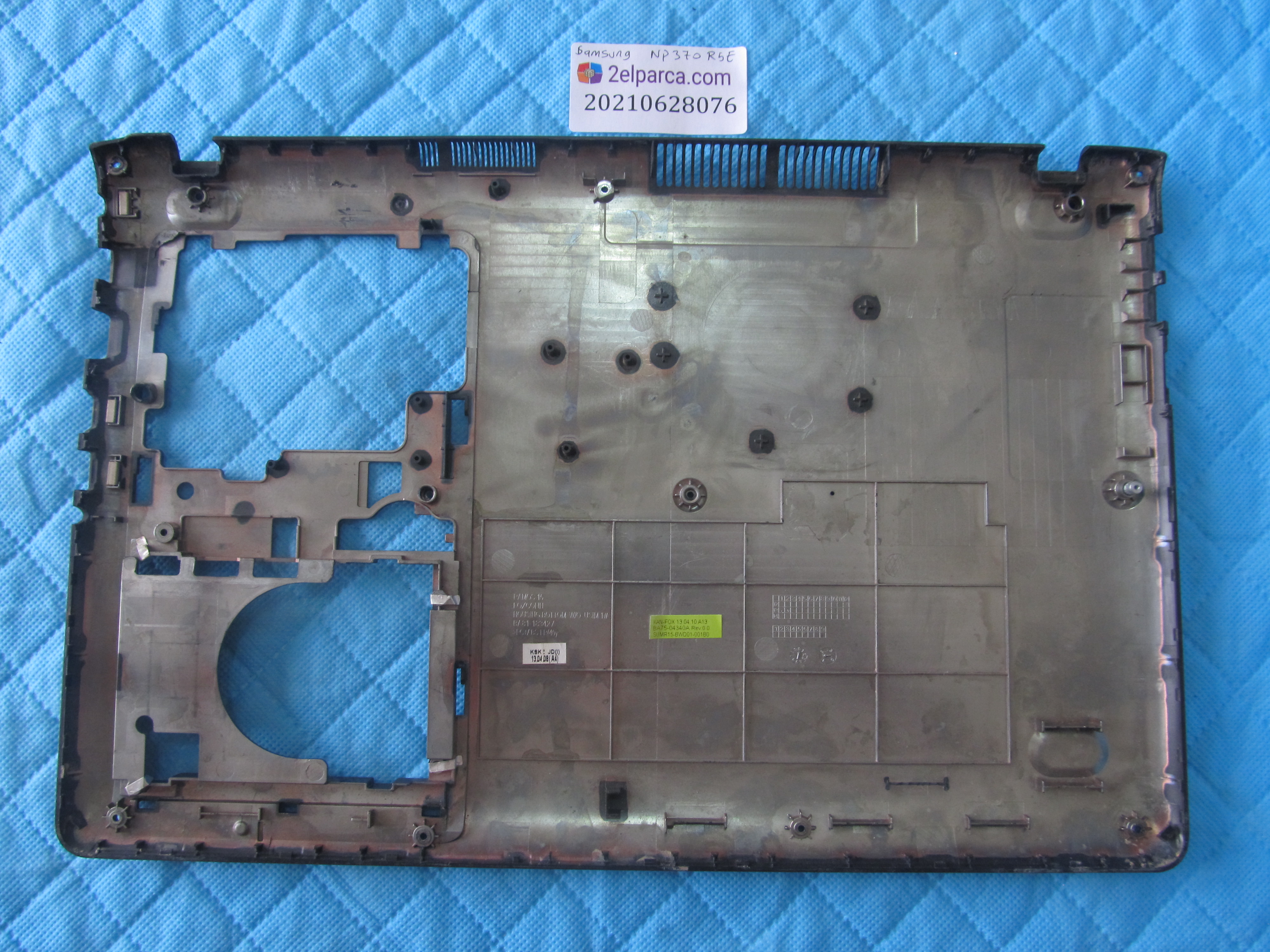 SAMSUNG Samsung np370r5e alt kasa (biraz yipranmiş sağ üst köşe çatlak) küçük görsel 2